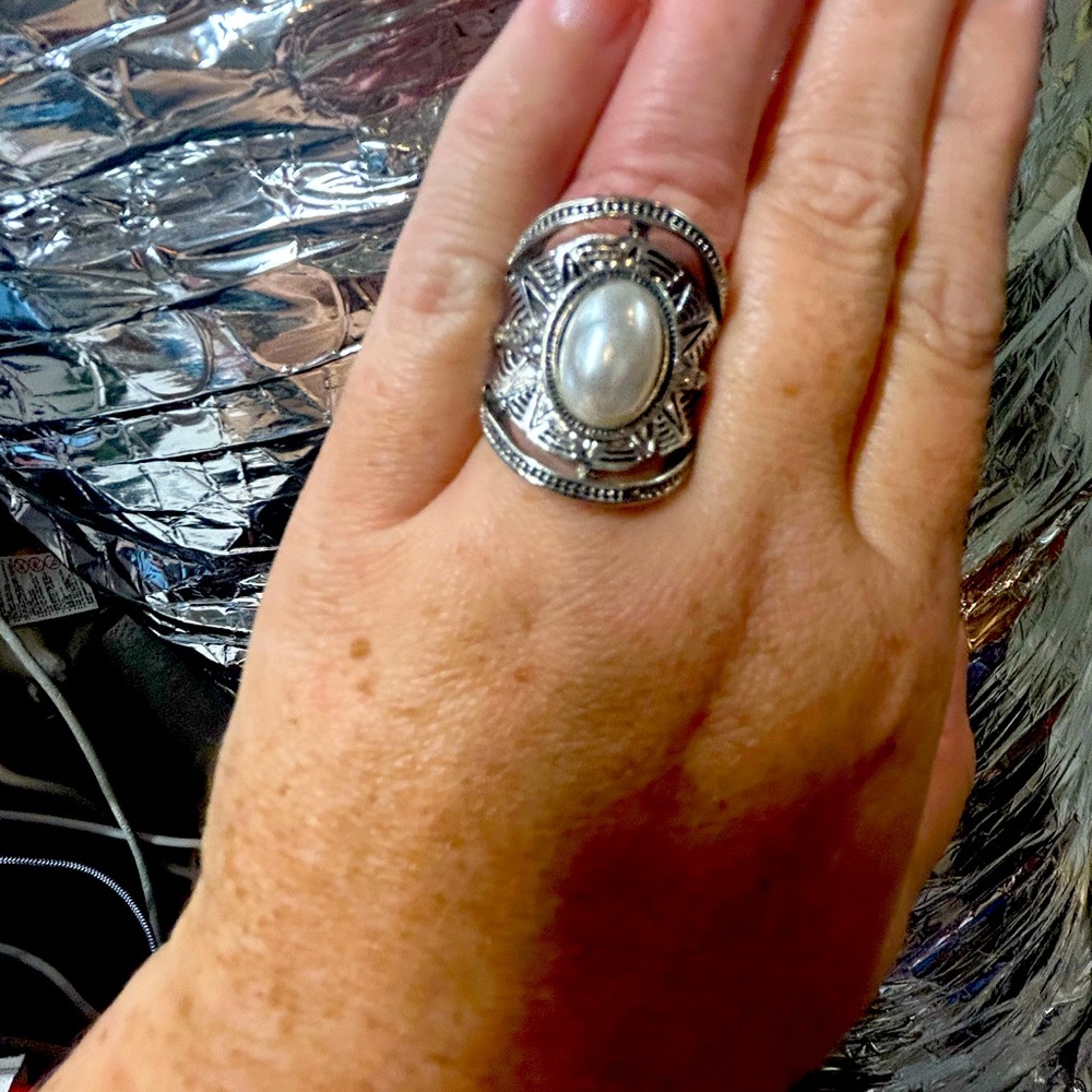 Stretchy Band Silver tone faux pearl ring